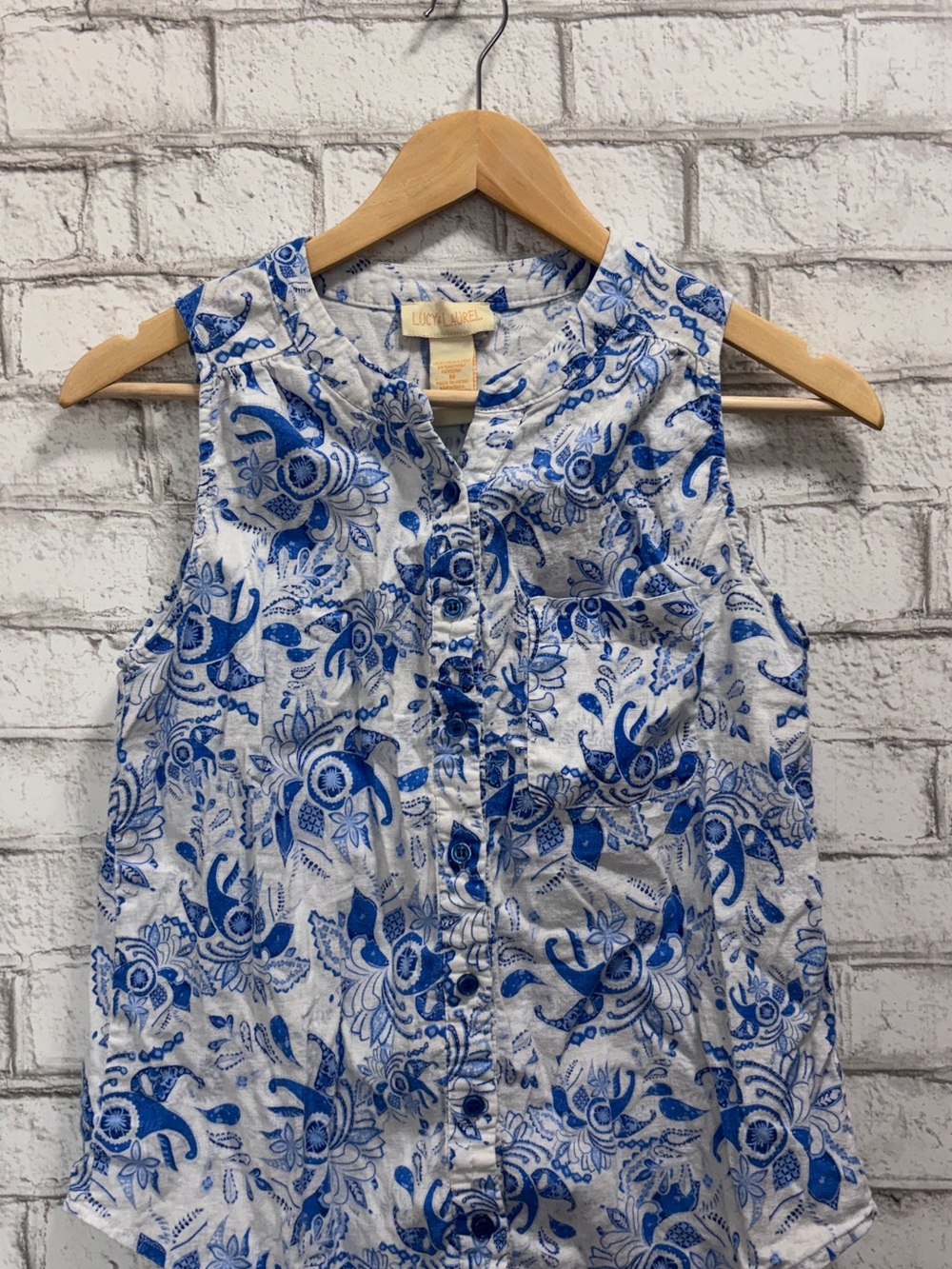 Lucy & Laurel White Sleeveless Button-Front Top with Blue Floral Print